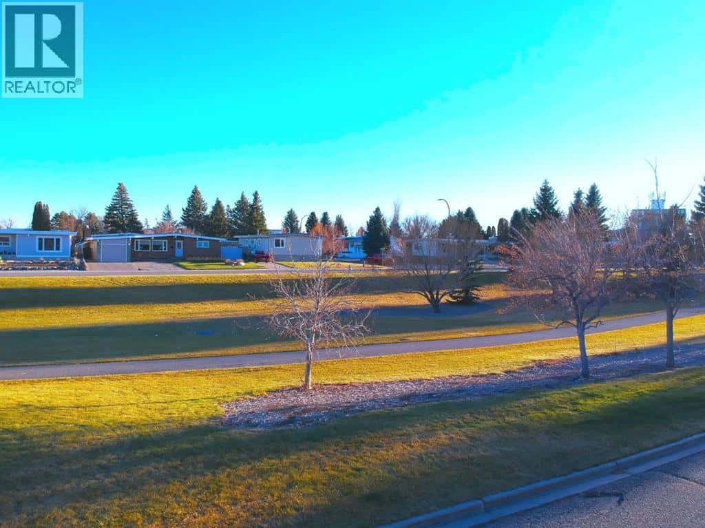 2905 Lakeview Drive S — Lethbridge, Alberta - Photo 5 of 46