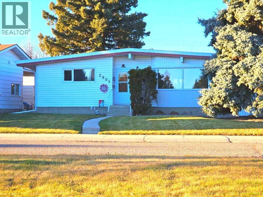 2905 Lakeview Drive S — Lethbridge, Alberta - Main photo