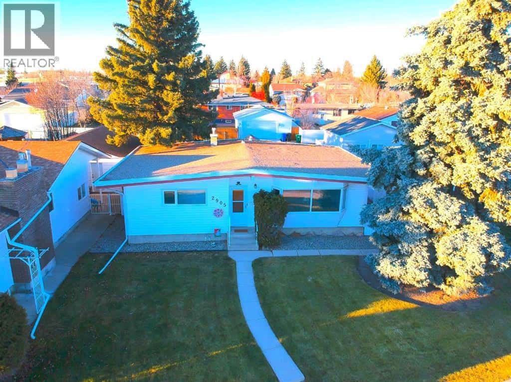 2905 Lakeview Drive S — Lethbridge, Alberta - Photo 2 of 46