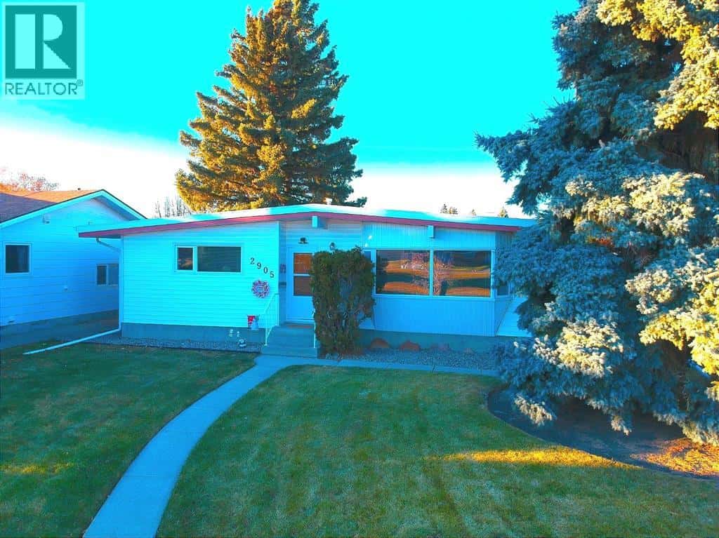 2905 Lakeview Drive S — Lethbridge, Alberta - Photo 3 of 46