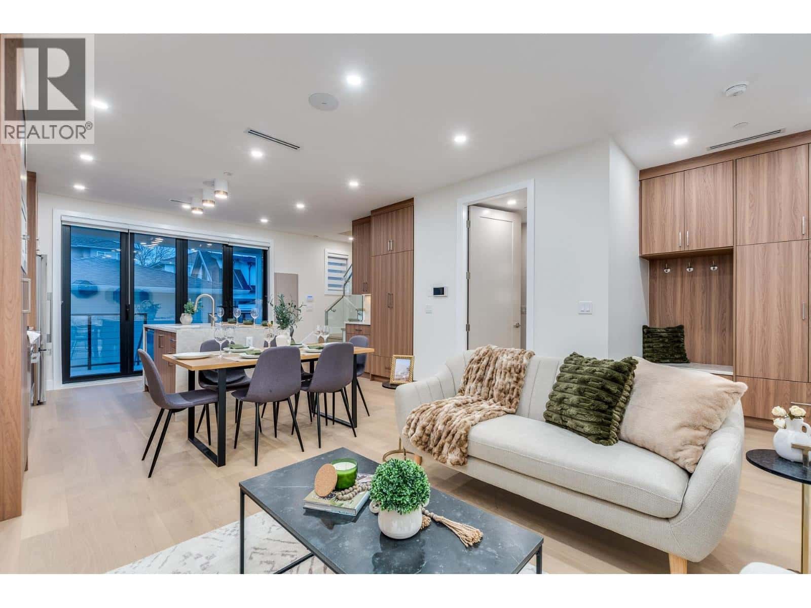 1 2945 E 44TH AVENUE — Vancouver, British Columbia - Photo 5 of 40