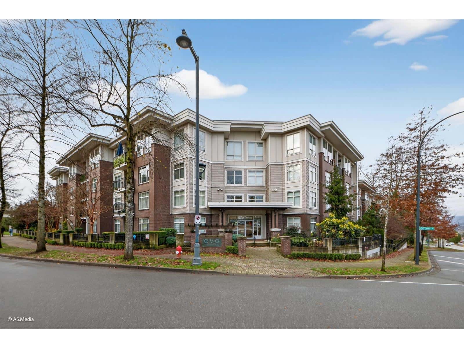 318 13555 GATEWAY DRIVE — Surrey, British Columbia - Photo 2 of 21