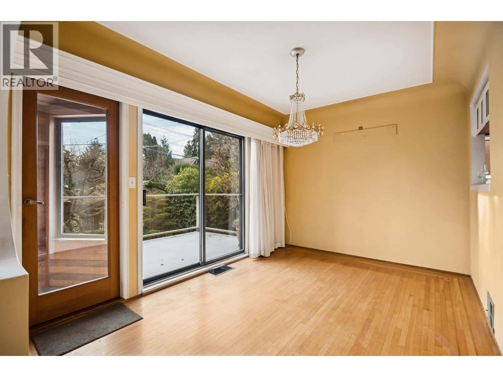 5525 CROWN STREET — Vancouver, British Columbia - Photo 2 of 33