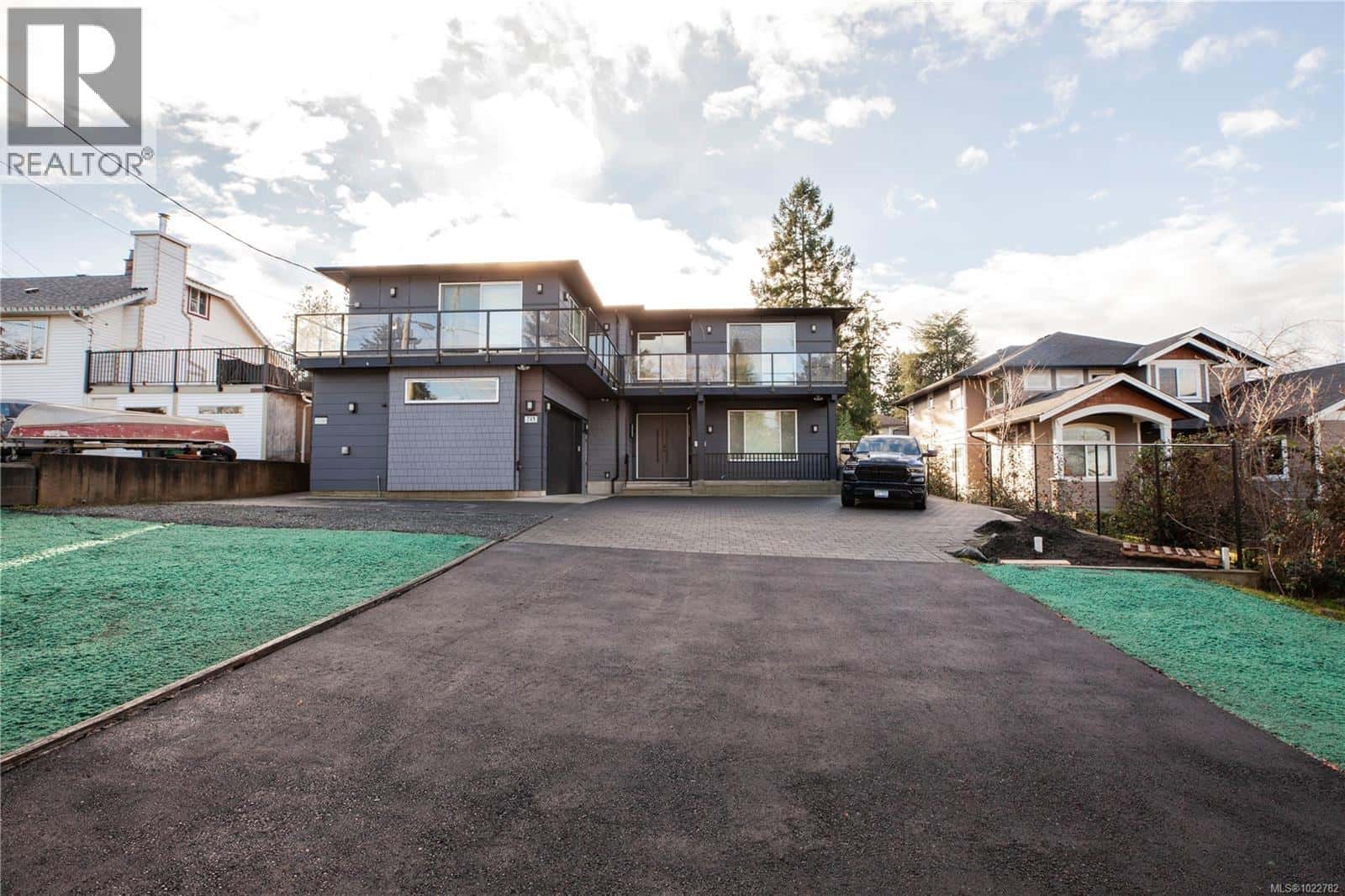 741 Snowdrop Ave — Saanich, British Columbia - Photo 2 of 98