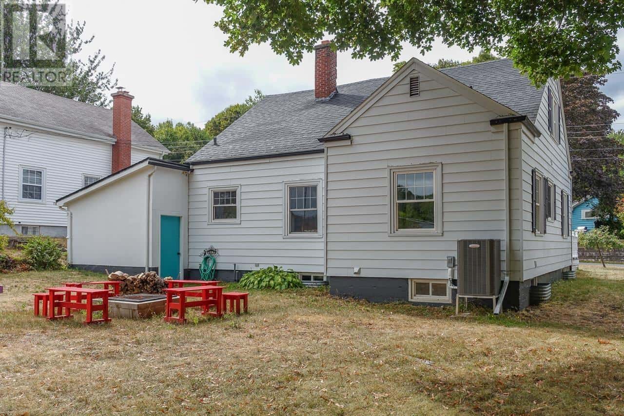 6 Comeau Avenue — Kentville, Nova Scotia - Photo 3 of 28