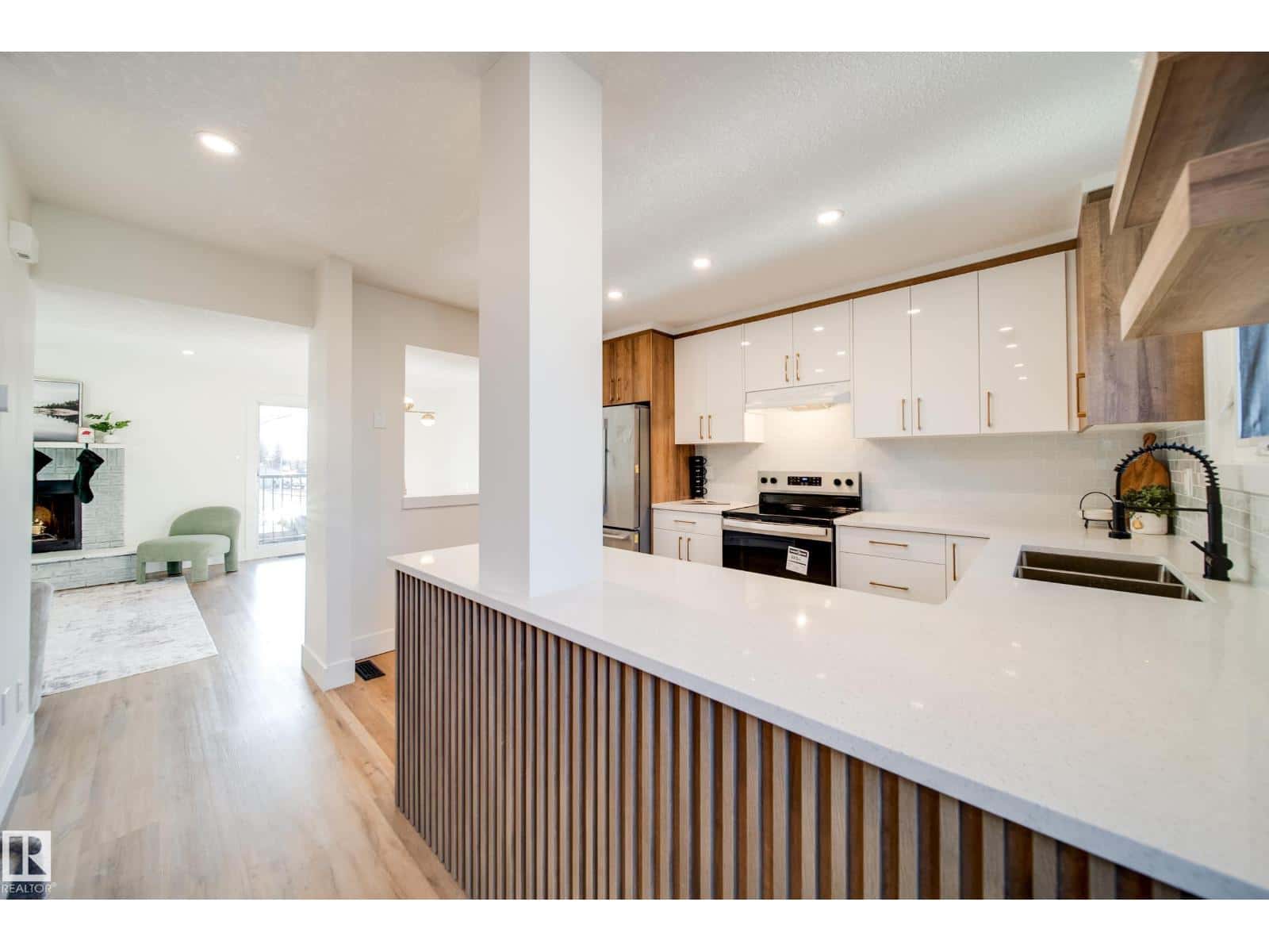 5394 38A AV NW — Edmonton, Alberta - Photo 3 of 36