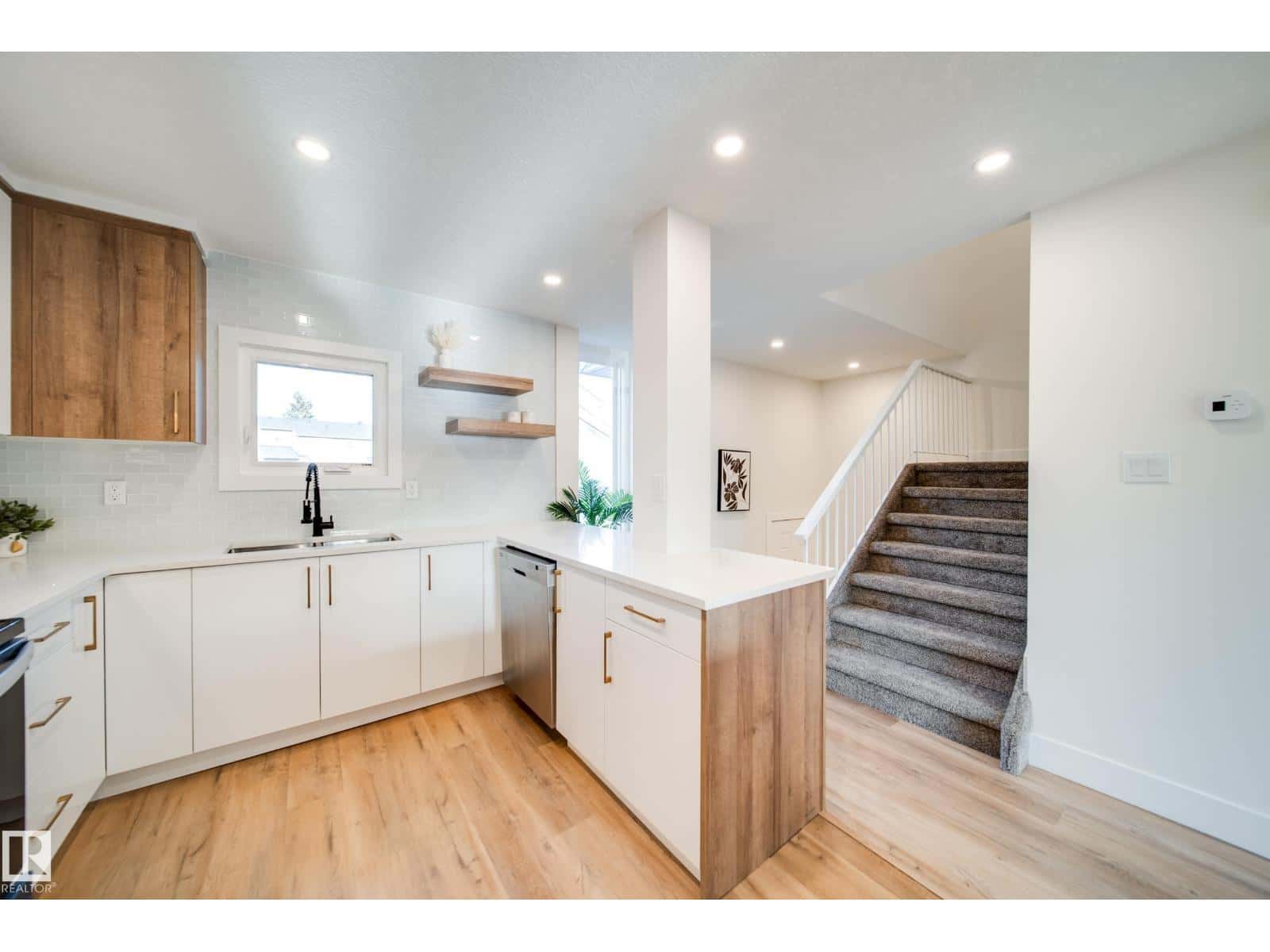 5394 38A AV NW — Edmonton, Alberta - Photo 5 of 36