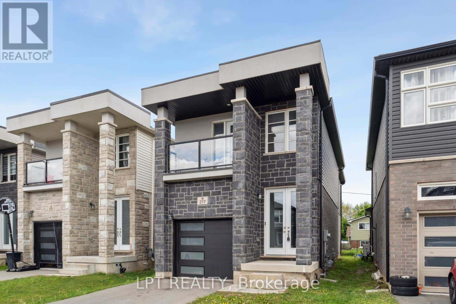 217 LOUISE STREET — Welland (Lincoln/Crowland), Ontario - Photo 2 of 36