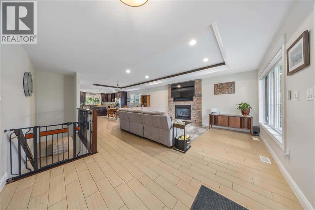 841 MANHATTAN DRIVE — Sarnia, Ontario - Photo 5 of 43