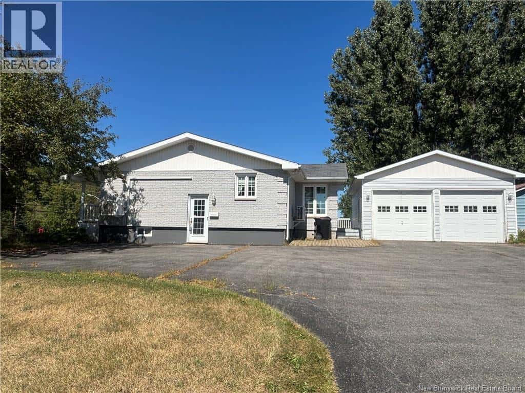 1610 St Peter Avenue — Bathurst, New Brunswick - Photo 2 of 37