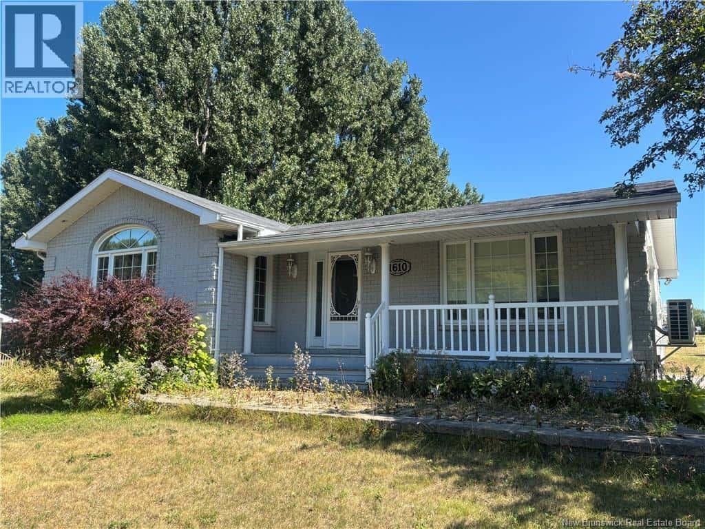 1610 St Peter Avenue — Bathurst, New Brunswick - Photo 4 of 37