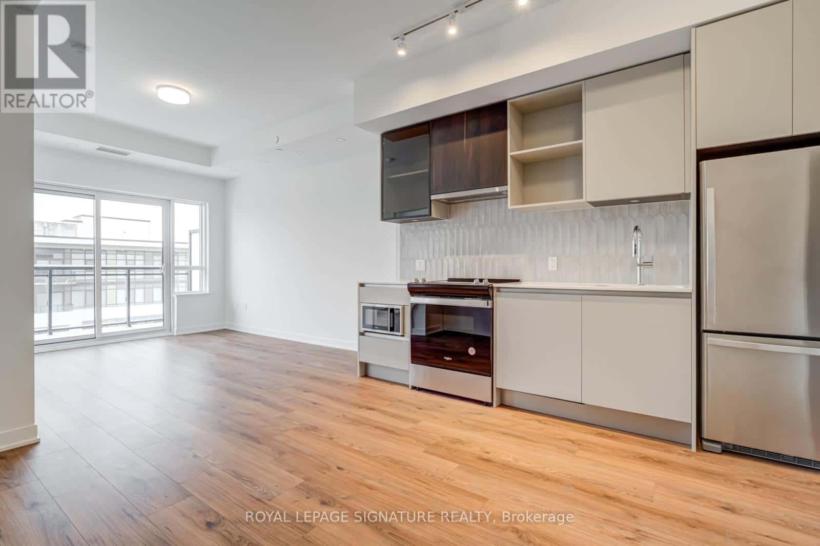 PH20 - 395 DUNDAS STREET W — Oakville (GO Glenorchy), Ontario - Photo 3 of 15