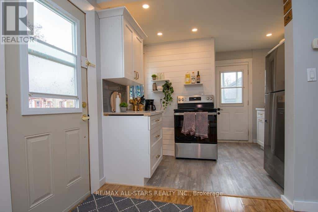 32 ADELAIDE STREET S — Kawartha Lakes (Lindsay), Ontario - Photo 4 of 26