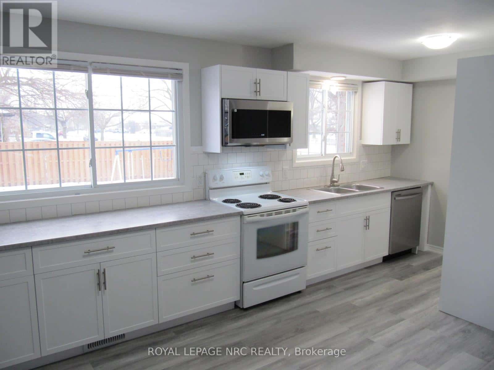 2 BLACK KNIGHT ROAD — St. Catharines (Lakeport), Ontario - Photo 3 of 30