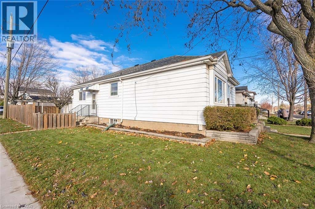 162 EAST 18TH Street — Hamilton, Ontario - Photo 3 of 37