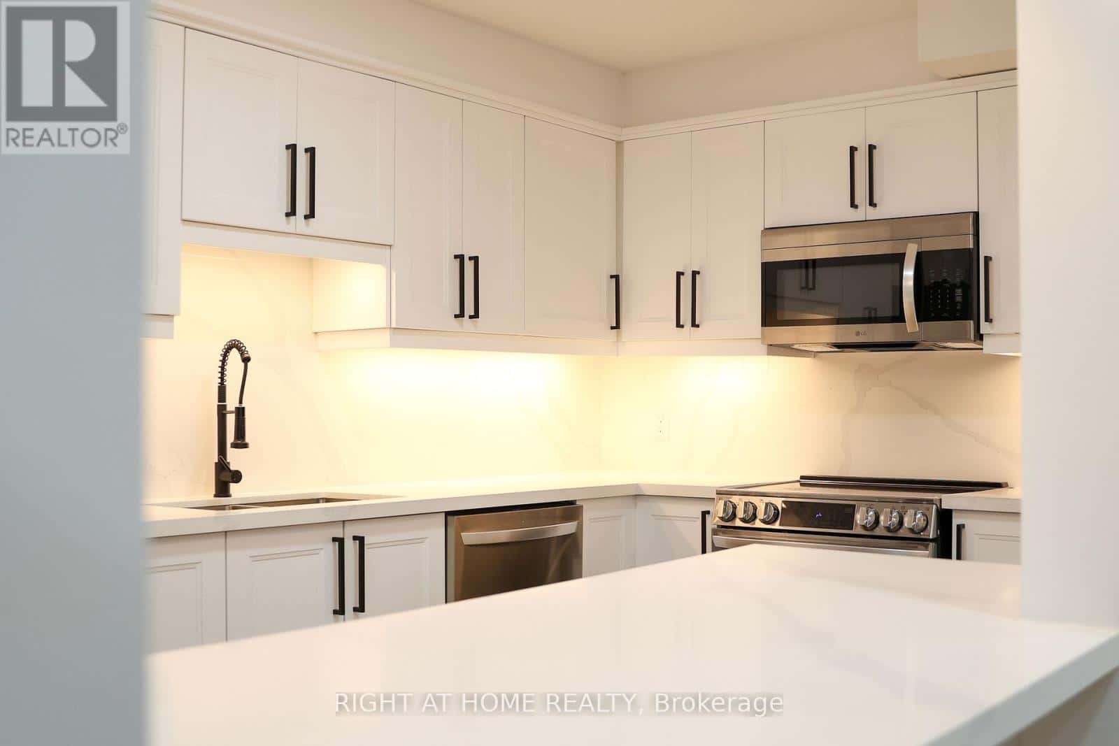 10 - 3360 THE CREDIT WOODLANDS — Mississauga (Erindale), Ontario - Photo 2 of 20