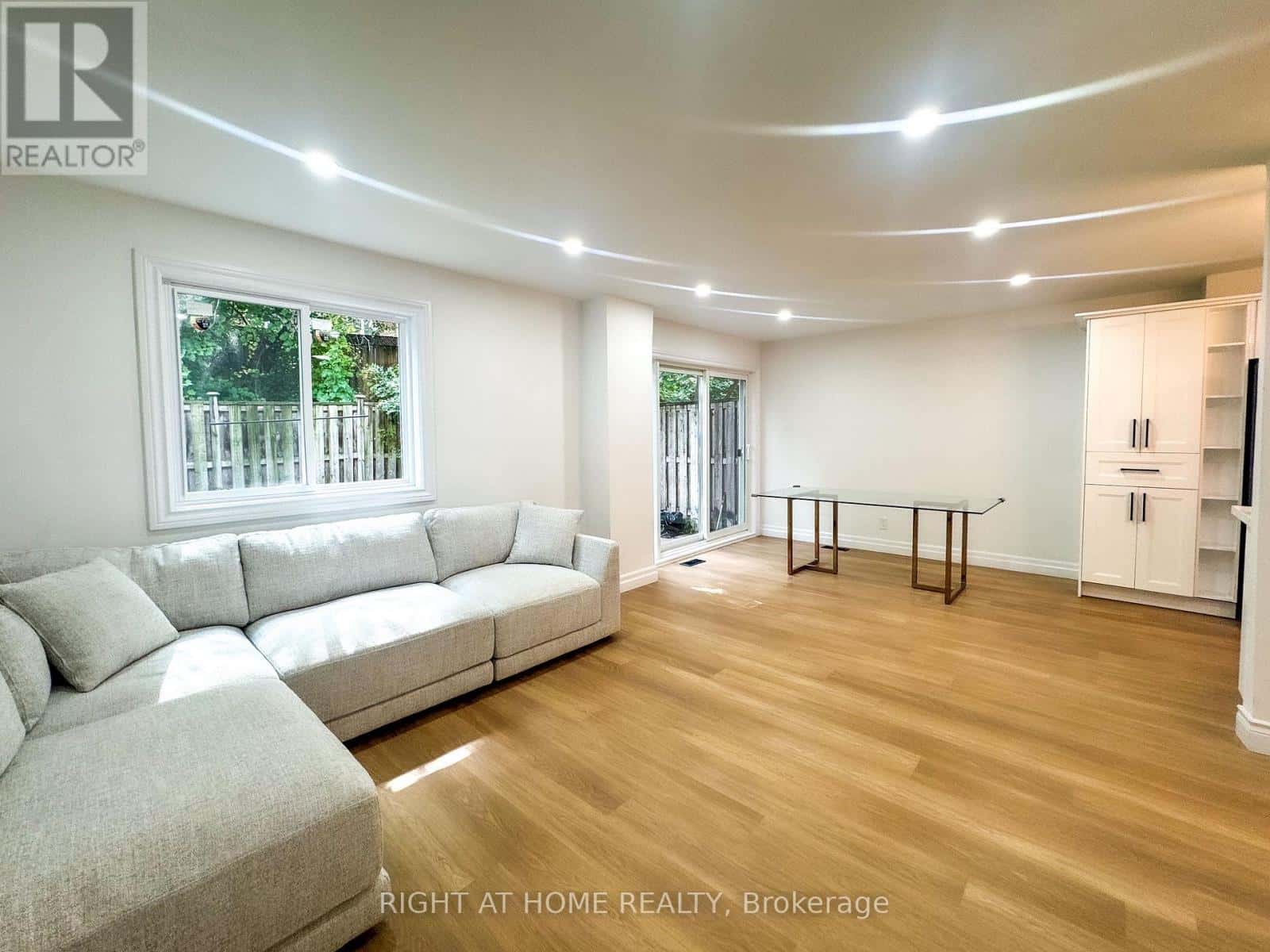 10 - 3360 THE CREDIT WOODLANDS — Mississauga (Erindale), Ontario - Photo 4 of 20