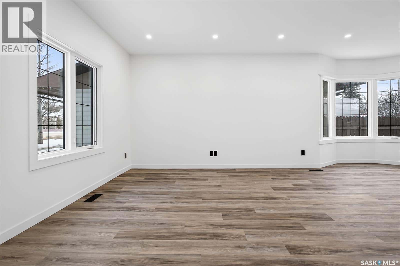 326 Main STREET S — Moose Jaw, Saskatchewan - Photo 5 of 48