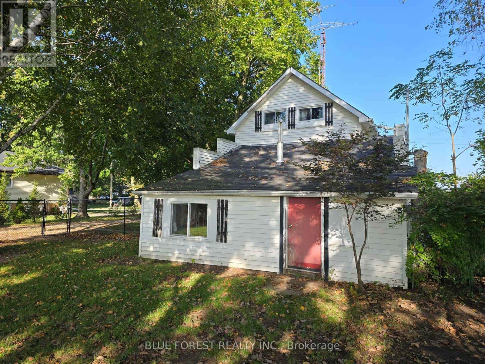 138 CENTRE STREET — West Elgin (Rodney), Ontario - Photo 3 of 36