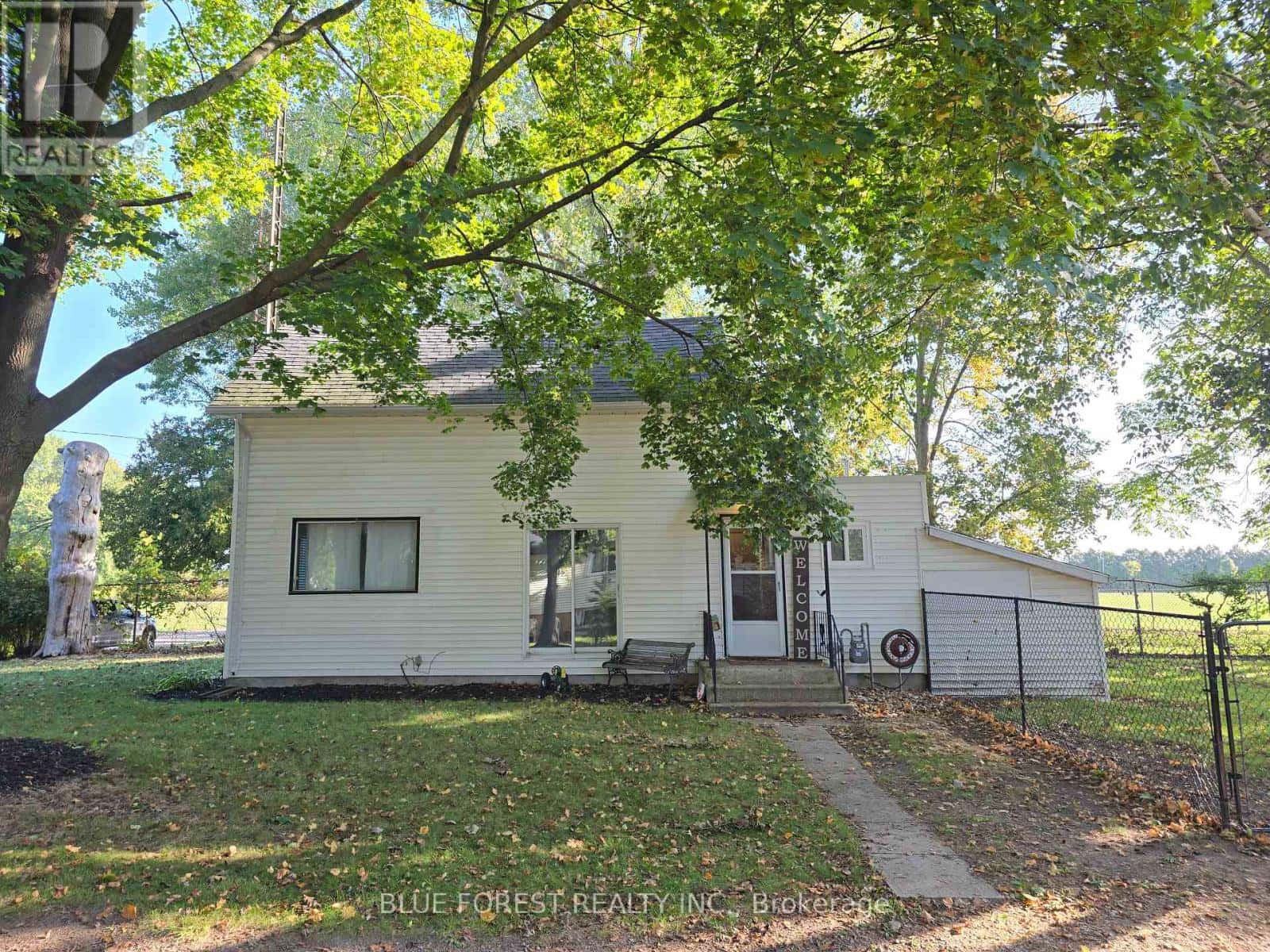 138 CENTRE STREET — West Elgin (Rodney), Ontario - Photo 4 of 36