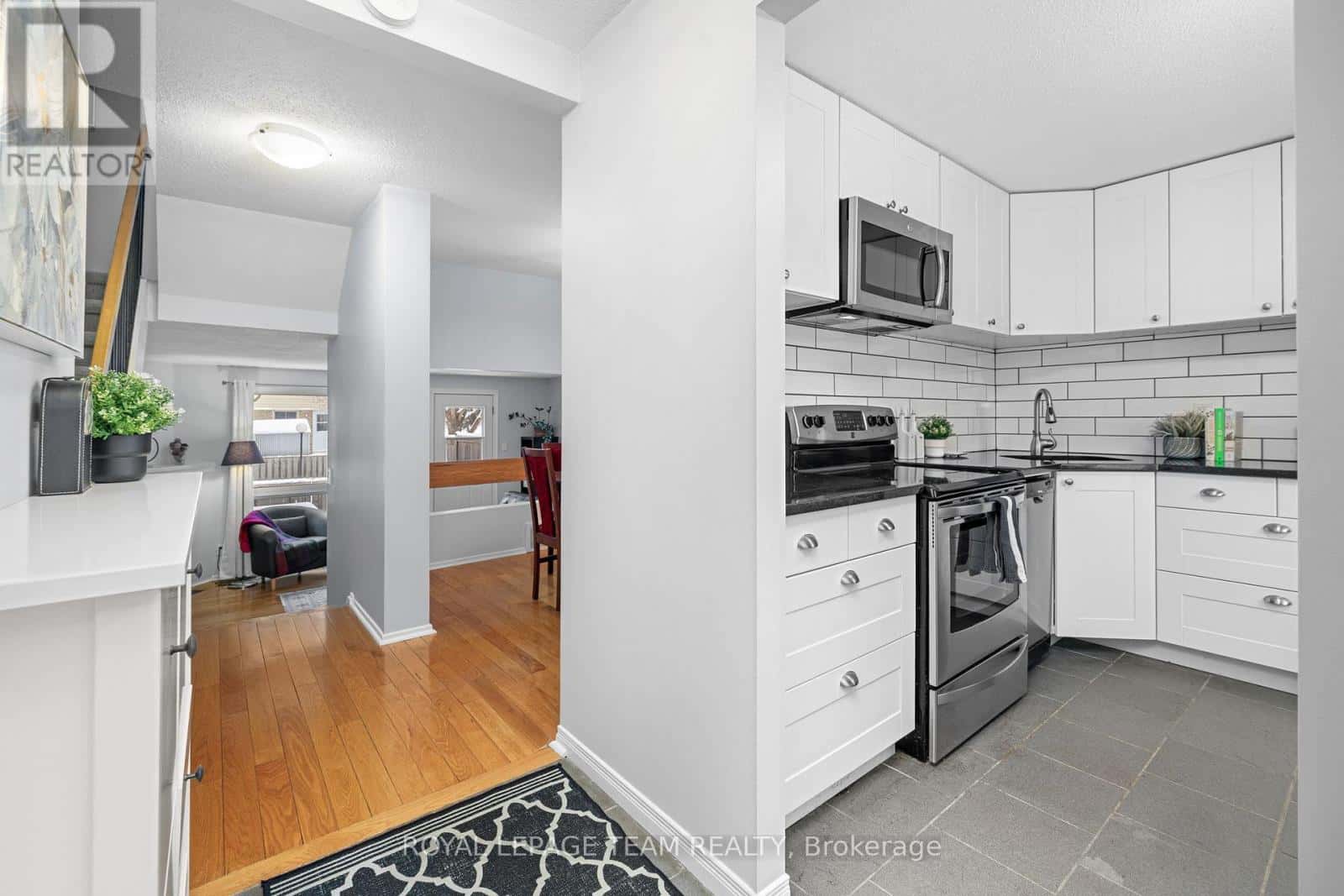 35 MALVERN DRIVE — Ottawa, Ontario - Photo 5 of 36