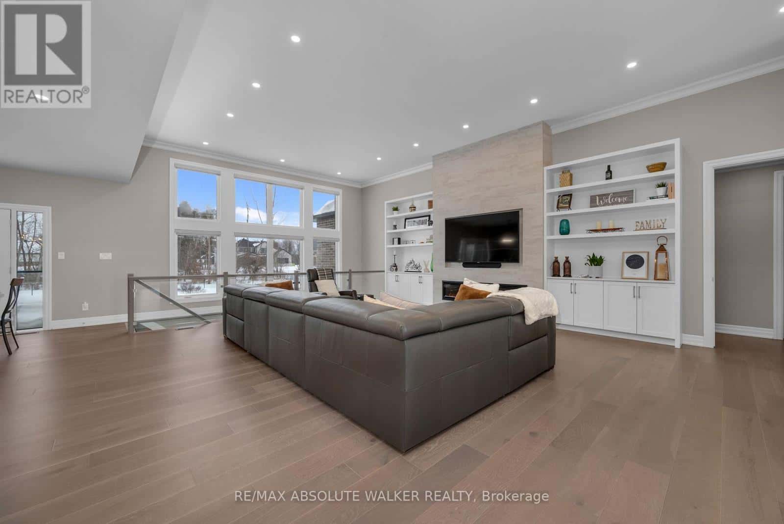 700 MCMANUS AVENUE — Ottawa, Ontario - Photo 2 of 40