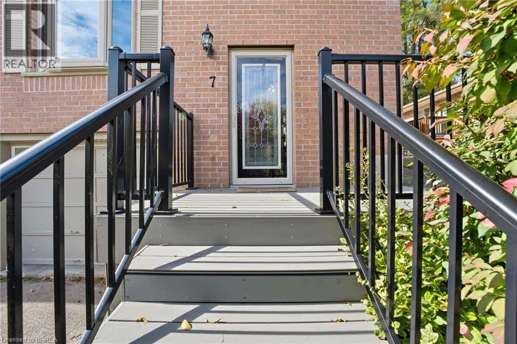 7 ACRES Street — Paris, Ontario - Photo 3 of 28