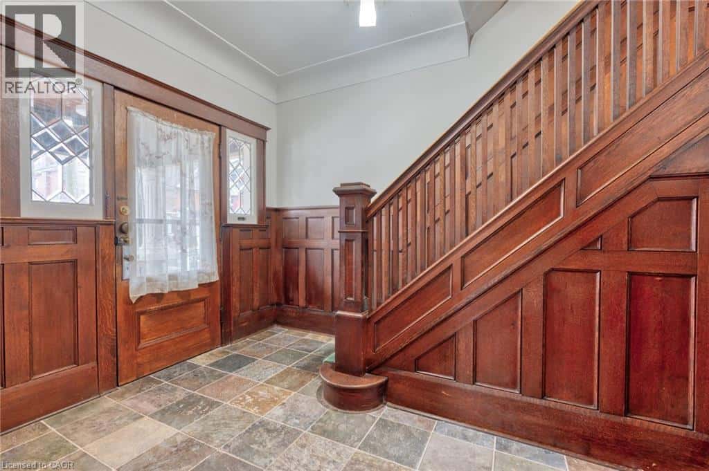 17 BARNESDALE Avenue N — Hamilton, Ontario - Photo 3 of 30