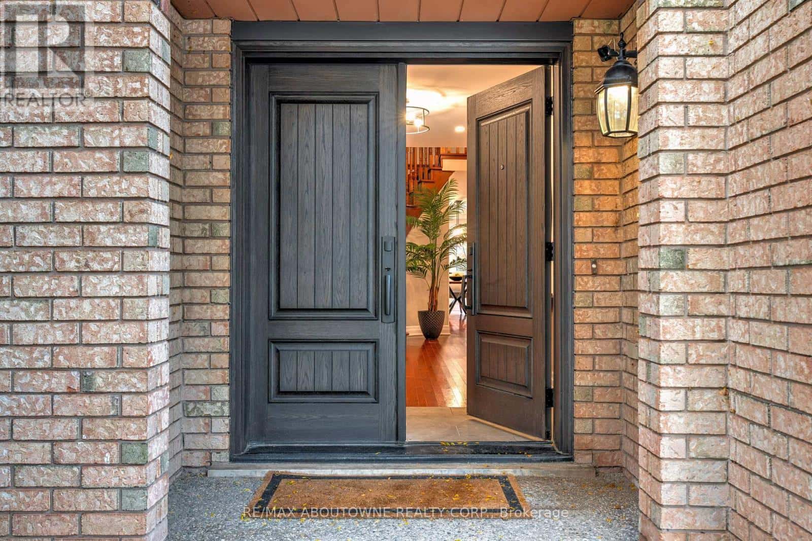 1586 HERITAGE WAY — Oakville (GA Glen Abbey), Ontario - Photo 3 of 48