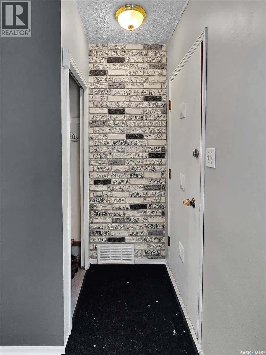 215 Isabella STREET E — Saskatoon, Saskatchewan - Photo 3 of 28