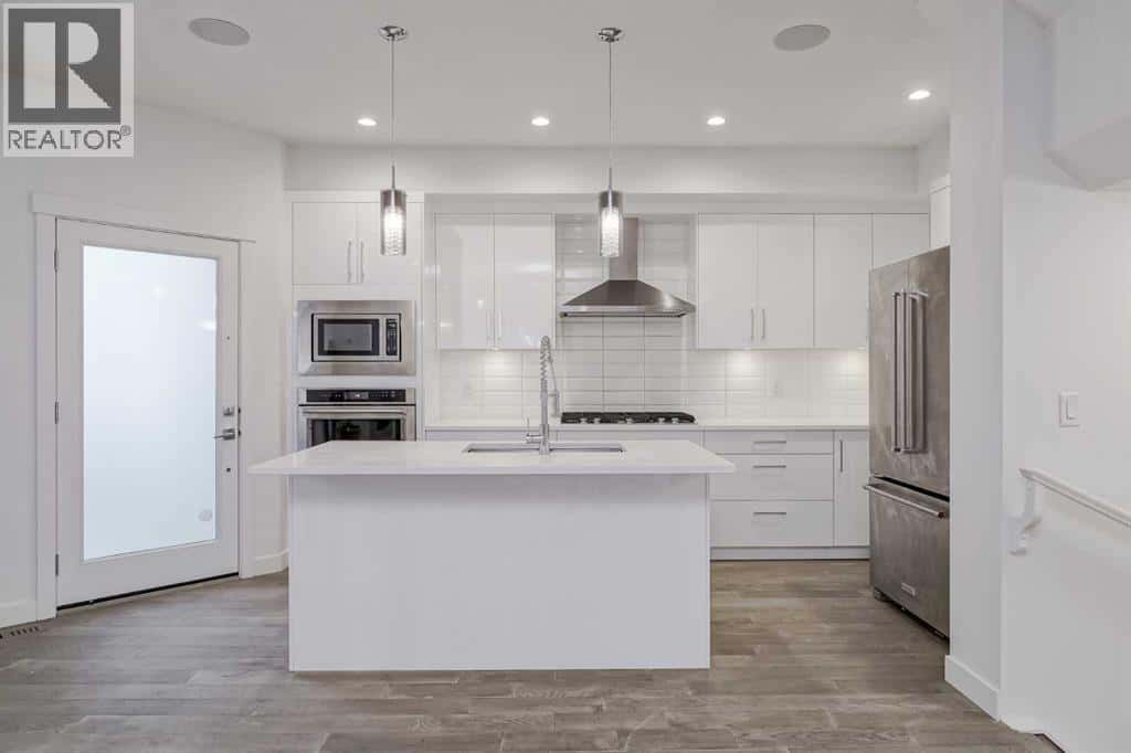 2, 136 22 Avenue NE — Calgary, Alberta - Photo 5 of 36