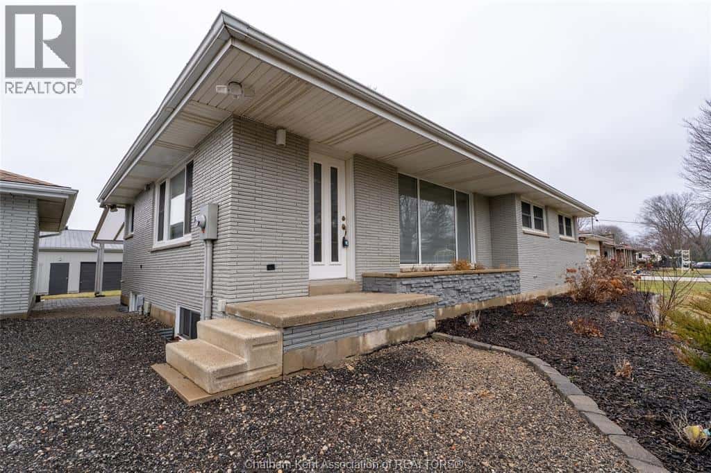 17 Glenmar AVENUE — Chatham, Ontario - Photo 5 of 45