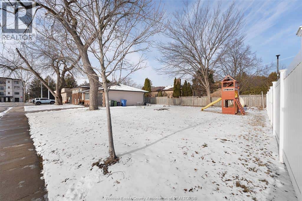 528 SANDISON — Windsor, Ontario - Photo 3 of 24