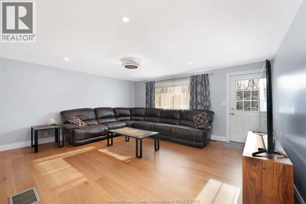 528 SANDISON — Windsor, Ontario - Photo 4 of 24