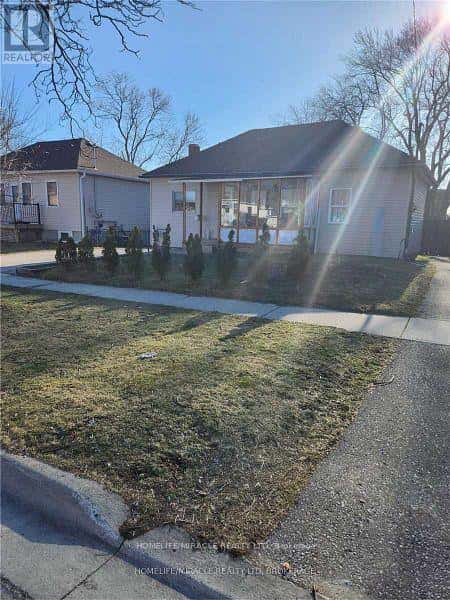 824 ROWENA STREET — Oshawa (Lakeview), Ontario - Photo 2 of 29