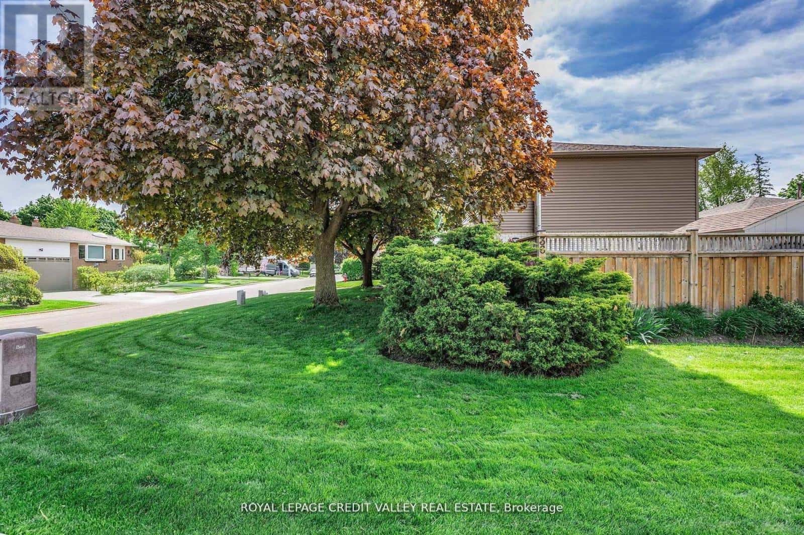 36 LOCKTON CRESCENT — Brampton (Brampton East), Ontario - Photo 2 of 42