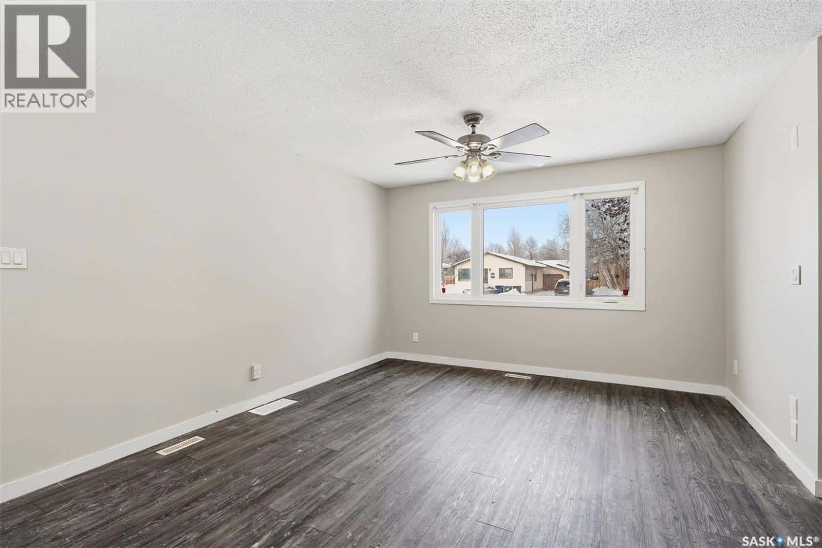 258 Waterloo CRESCENT — Saskatoon, Saskatchewan - Photo 5 of 32