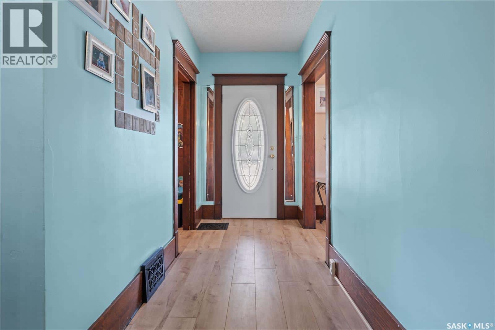 205 5th AVENUE E — Gravelbourg, Saskatchewan - Photo 4 of 50