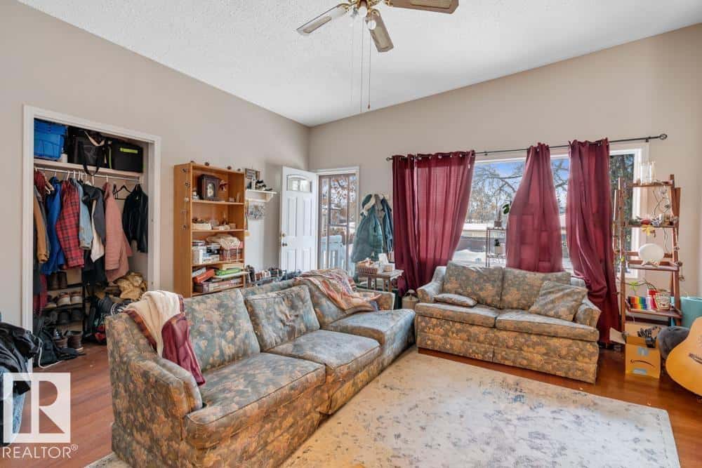 8705-8707 122 AV NW — Edmonton, Alberta - Photo 3 of 36