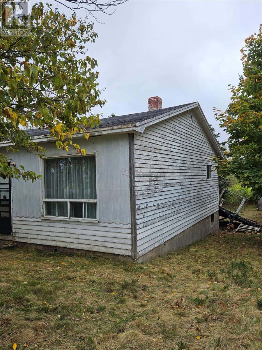 17 Renown Street — Bell Island, Newfoundland & Labrador - Photo 3 of 27