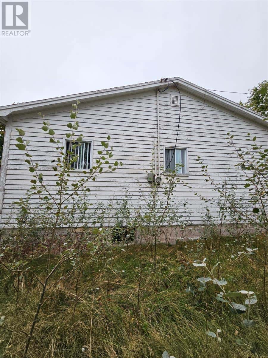 17 Renown Street — Bell Island, Newfoundland & Labrador - Photo 5 of 27