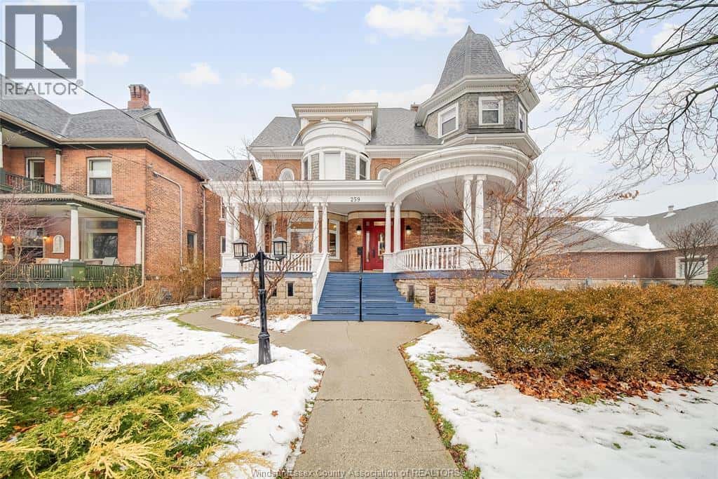 259 WELLINGTON STREET West — Chatham, Ontario - Photo 2 of 50