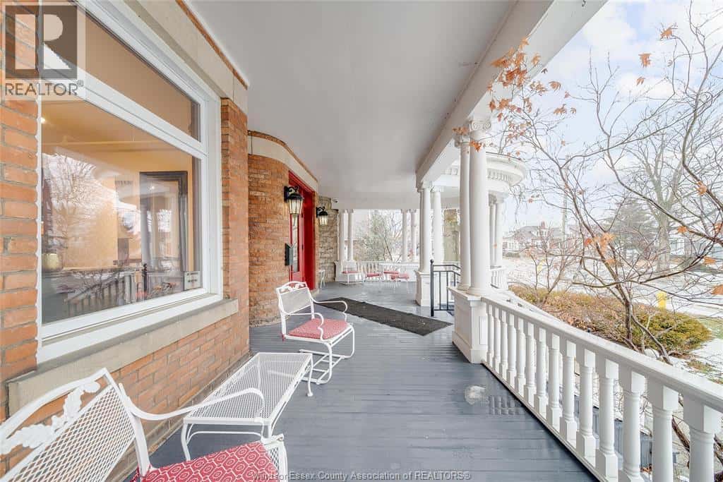 259 WELLINGTON STREET West — Chatham, Ontario - Photo 3 of 50