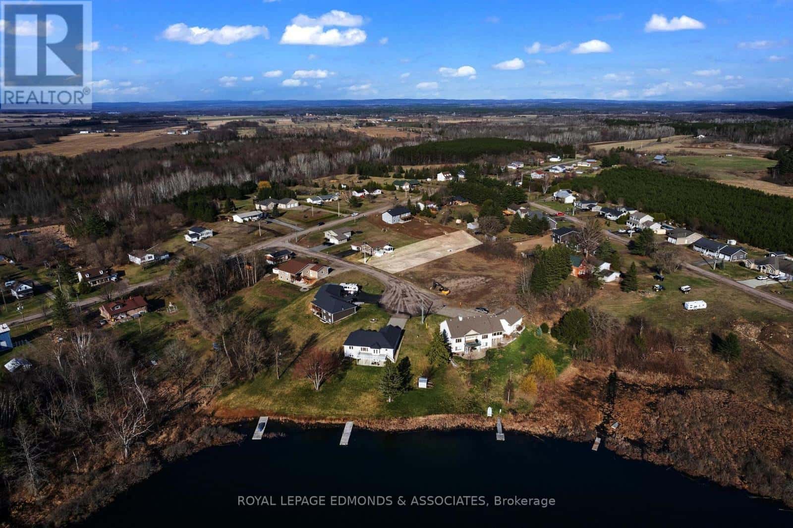 5 MAPLEVIEW COURT — Whitewater Region, Ontario - Photo 2 of 9