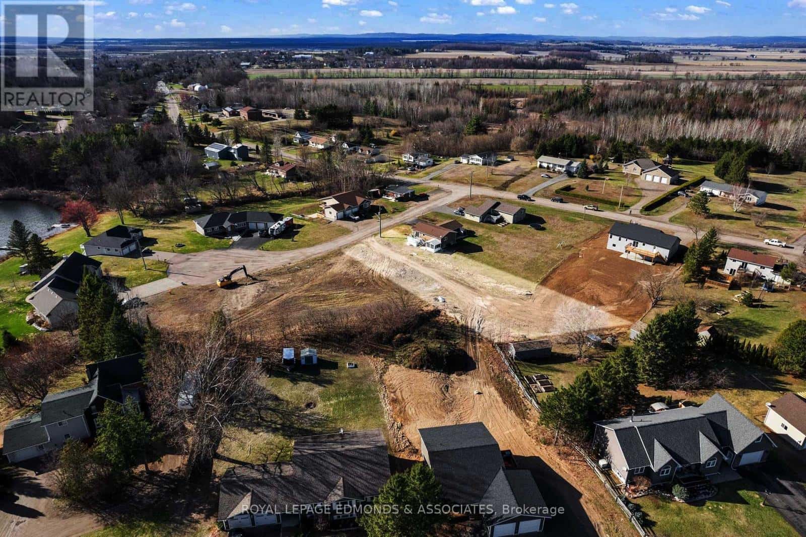 5 MAPLEVIEW COURT — Whitewater Region, Ontario - Photo 3 of 9