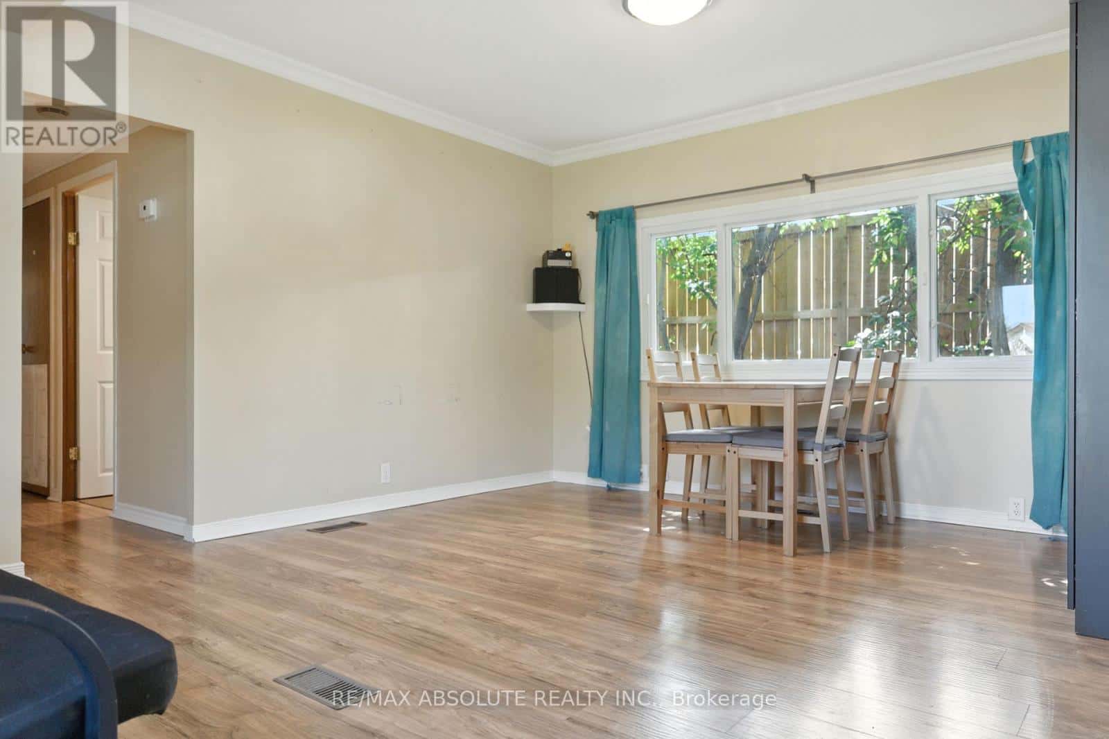 21 BONNER STREET — Ottawa, Ontario - Photo 4 of 19