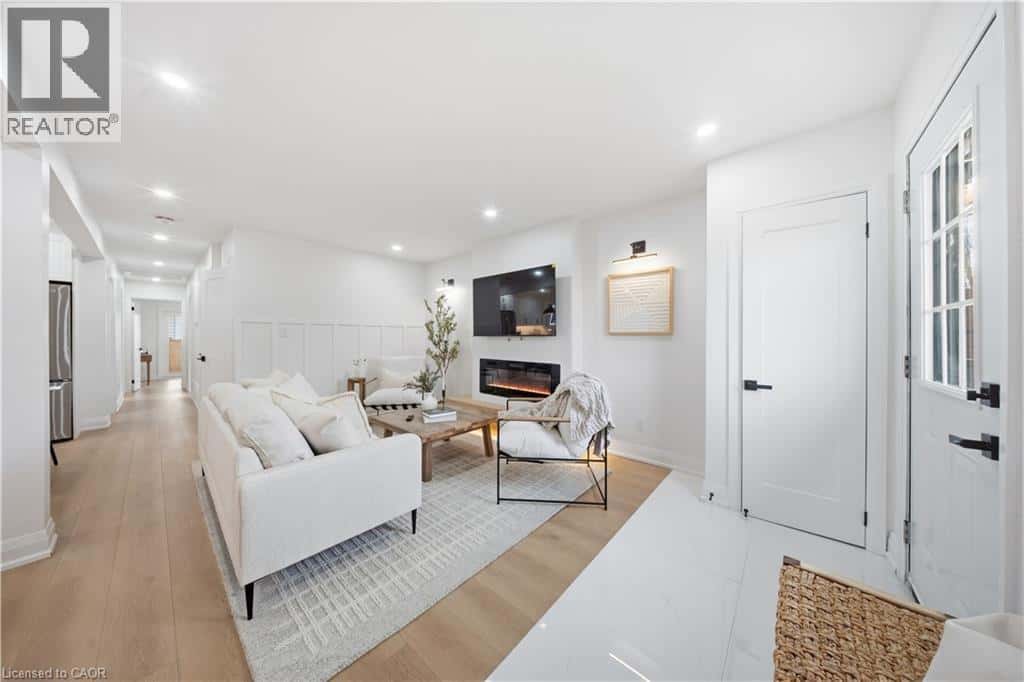 11 GARSIDE Avenue S — Hamilton, Ontario - Photo 2 of 37