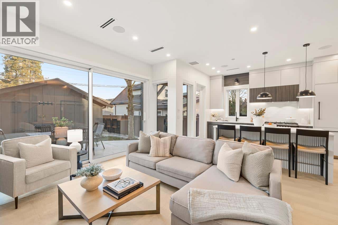 2 727 E 31ST AVENUE — Vancouver, British Columbia - Photo 3 of 34