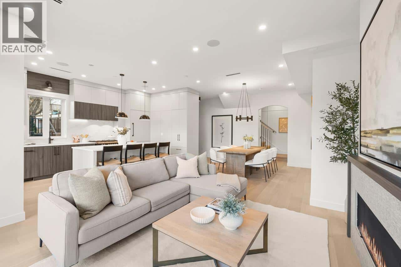 2 727 E 31ST AVENUE — Vancouver, British Columbia - Photo 4 of 34