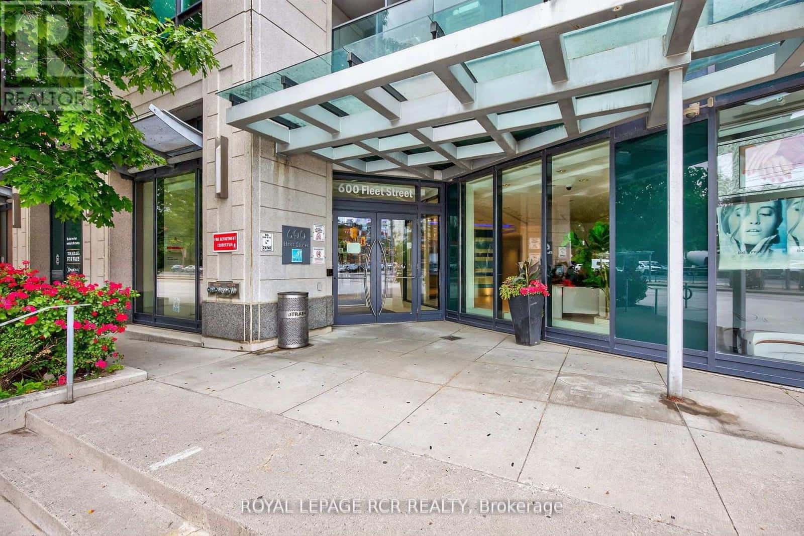 310 - 600 FLEET STREET — Toronto (Niagara), Ontario - Photo 2 of 18